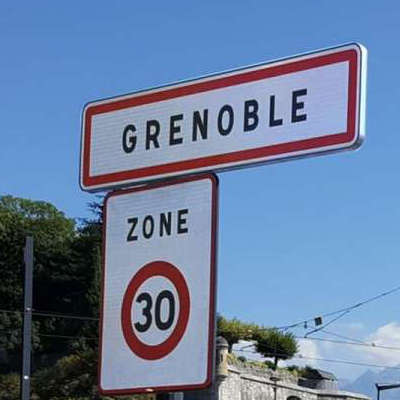 When a French speed limit sign is attached to a city entrance sign, the speed limit applies to the entire city.